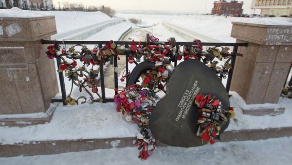 Памятник искренней и чистой любви в Томске на набережной реки Ушайки, архивное фото