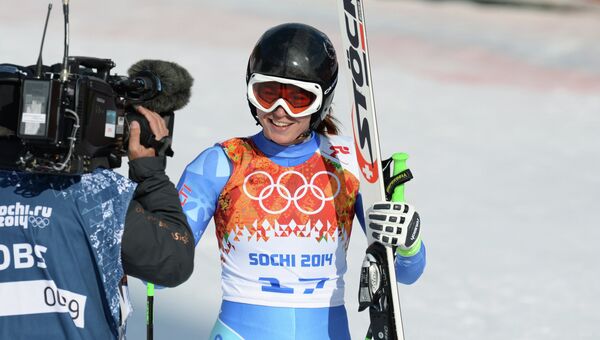 Тина Мазе (Словения) на финише в суперкомбинации на соревнованиях по горнолыжному спорту