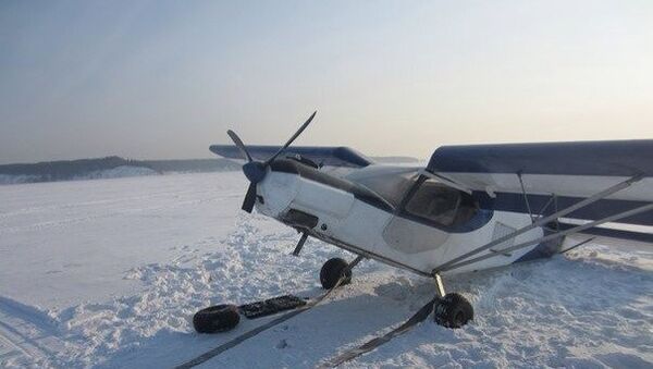 Легкомоторный самолет перевернулся при посадке на лед Бердского залива под Новосибирском. Архивное фото.