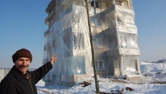 Житель турецкого города накрыл три этажа пятиэтажного дома нейлоном, спасаясь от холода, фото с места события