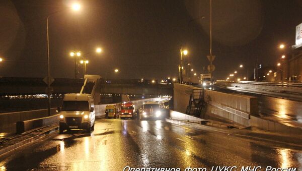 Автомобиль упал с Литейного моста в Петербурге. Фото с места события