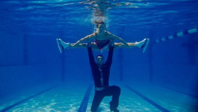Надежда Зайцева и Илья Глушков выполняют сложнейшие акробатические элементы под водой, событийное фото