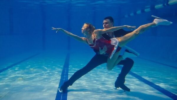 Надежда Зайцева и Илья Глушков выполняют сложнейшие акробатические элементы под водой, событийное фото