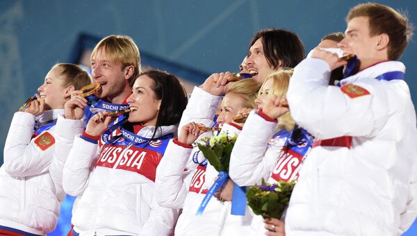 Сборная команда России, завоевавшая золотые медали в командных соревнованиях по фигурному катанию