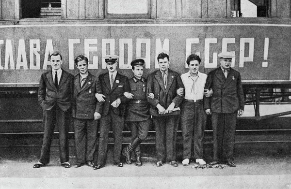 Первые Герои Советского Союза: Сигизмунд Леваневский, Василий Молоков, Маврикий Слепнев, Николай Каманин, Михаил Водопьянов, Анатолий Ляпидевский, Иван Доронин Первые Герои Советского Союза: Сигизмунд Леваневский, Василий Молоков, Маврикий Слепнев, Николай Каманин, Михаил Водопьянов, Анатолий Ляпидевский, Иван Доронин