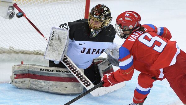 Александра Вафина (Россия) забивает гол в матче группового этапа между сборными командами России и Японии на соревнованиях по хоккею