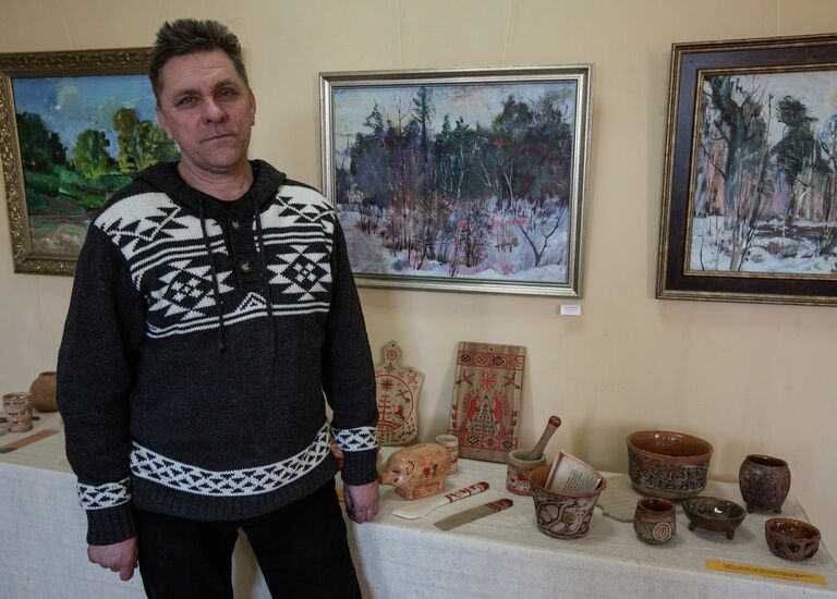 Руководитель социально-культурного центра Благое дело Геннадий Антропов на выставке работ своих подопечных детей-инвалидов Руководитель социально-культурного центра Благое дело Геннадий Антропов на выставке работ своих подопечных детей-инвалидов