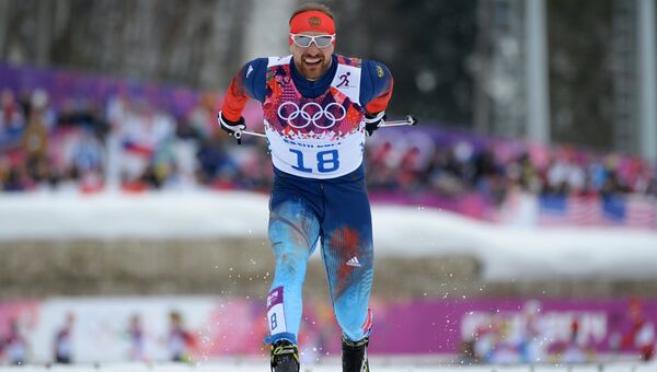 Алексей Петухов (Россия) на финише квалификационного забега индивидуального спринта в соревнованиях по лыжным гонкам среди мужчин