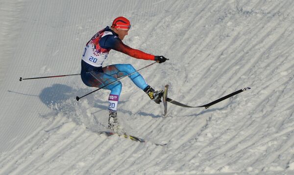 Антон Гафаров (Россия) на дистанции полуфинального забега индивидуального спринта в соревнованиях по лыжным гонкам среди мужчин