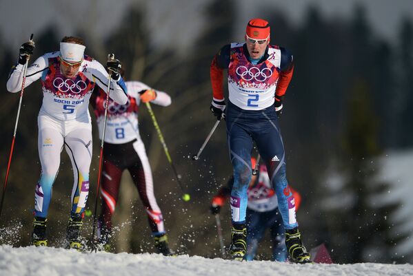 Эмиль Йенссон (Швеция) и Сергей Устюгов (Россия) на дистанции полуфинального забега индивидуального спринта в соревнованиях по лыжным гонкам среди мужчин
