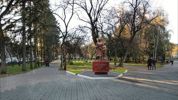 Эскиз расположения Памятника женщине и подростку, ковавшим Победу в тылу на Новособорной площади в Томске