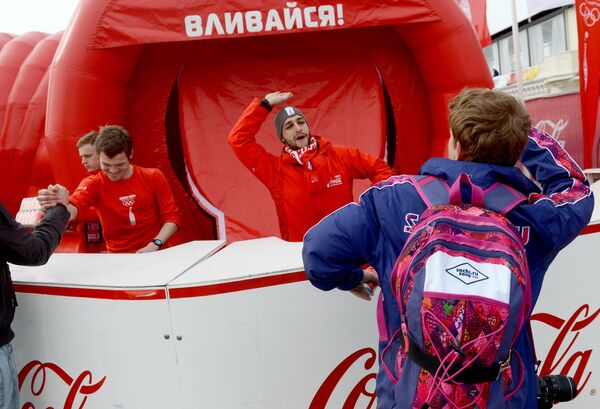 Волонтер сочинской Олимпиады Константин Горбунов приветствует своих друзей