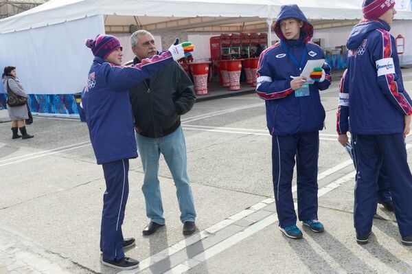 Волонтер сочинской Олимпиады Константин Горбунов в центре Сочи помогает гостям Олимпиады.