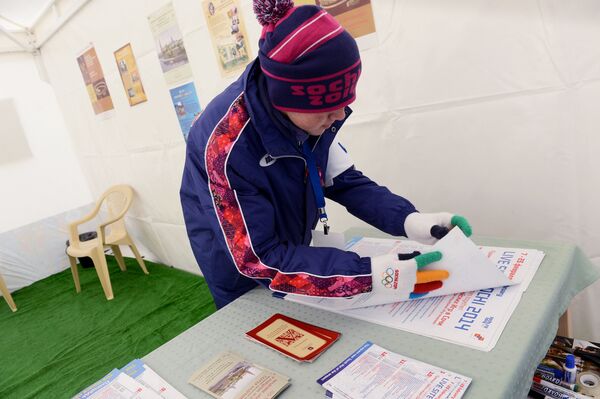 Волонтер сочинской Олимпиады Константин Горбунов в информационной палатке