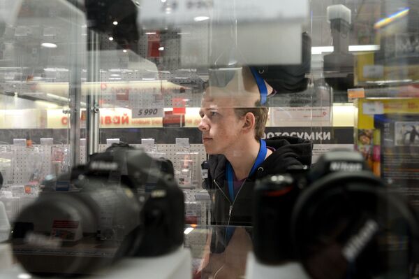 Волонтер сочинской олимпиады Константин Горбунов в торговом центре Сочи