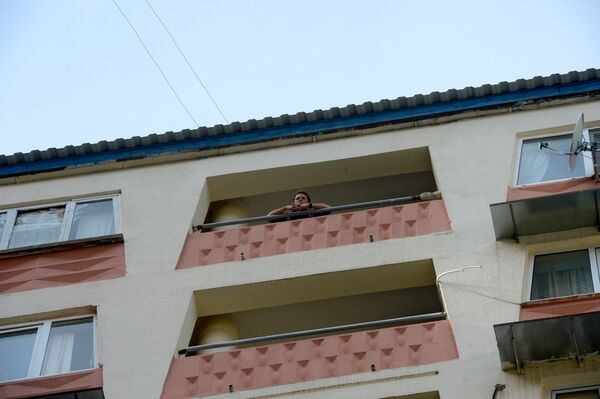 Волонтер сочинской олимпиады Константин Горбунов на балконе многоэтажного дома