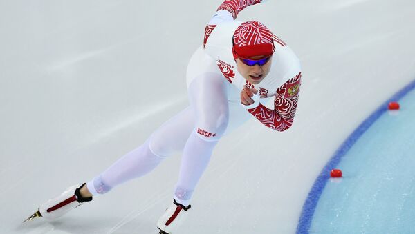 Ольга Фаткулина (Россия) на дистанции во втором забеге на 500 метров в соревнованиях по конькобежному спорту