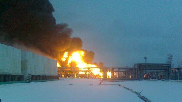 Пожар на территории нефтеперерабатывающего завода в Рязани. Фото с места события. Архив