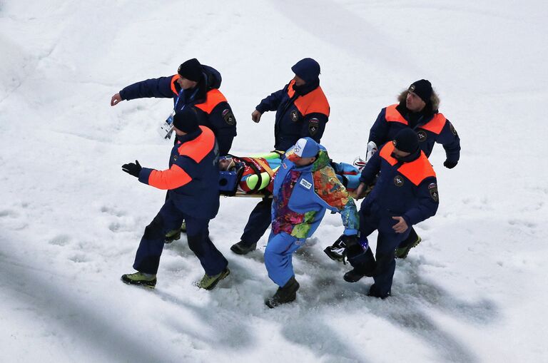 Сотрудники МЧС России и сотрудники медицинской службы несут на носилках российского спортсмена Михаила Максимочкина