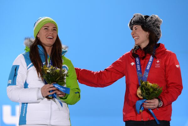 Справа налево: Доминика Гизин (Швейцария) и Тина Мазе (Словения), завоевавшие золотые медали в скоростном спуске среди женщин