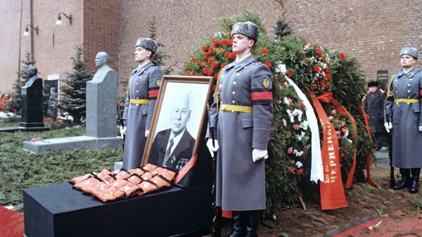 Почетный караул у могилы К.У. Черненко на Красной площади у Кремлевской стены