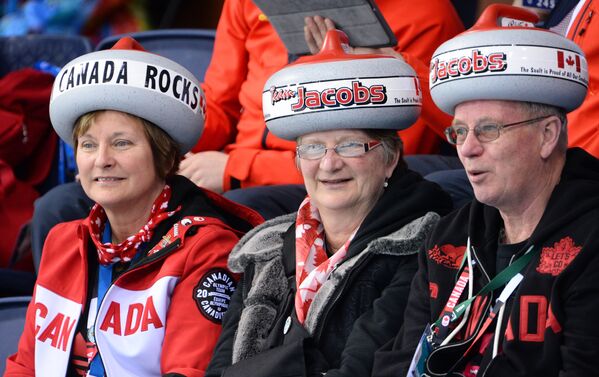 Болельщики сборной Канады наблюдают за ходом матча кругового турнира между сборными командами России и Канады в соревнованиях по керлингу