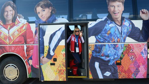 Автобус, который забирает знаменитостей в Международном аэропорту Сочи