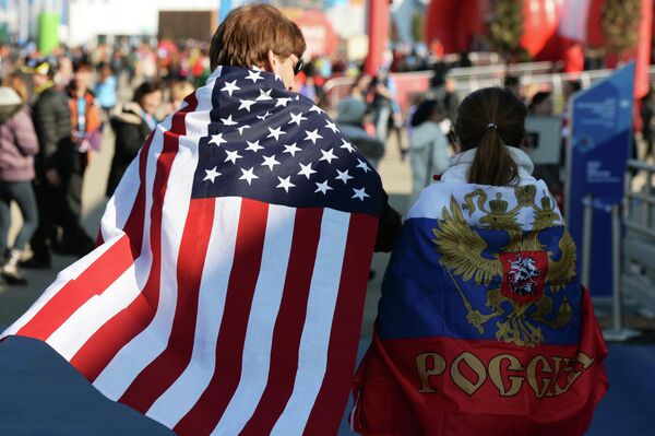Болельщики в национальных флагах США и России