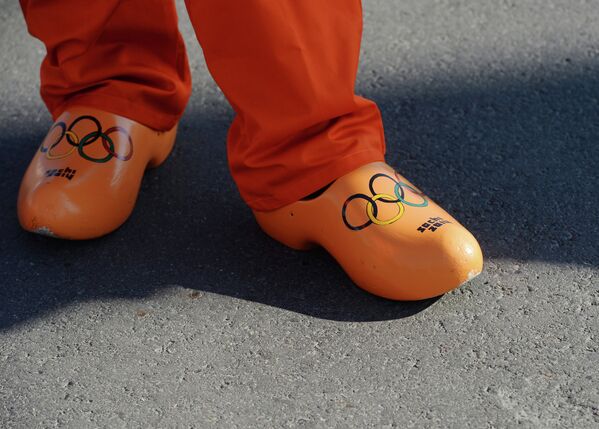 Деревянные ботинки болельщика из Нидерландов с олимпийской символикой