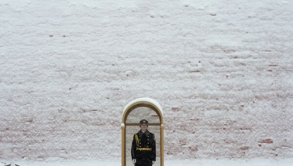 Солдат стоит в почетном карауле у Вечного огня на могиле Неизвестного солдата в Александровском саду