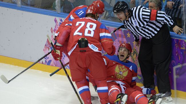 Евгений Малкин (Россия), Александр Семин (Россия) и Александр Овечкин (Россия) в матче группового этапа между сборными командами России и Словении