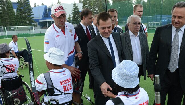 Председатель правительства России Дмитрий Медведев (в центре) и президент Паралимпийского комитета России /ПКР/ Владимир Лукин