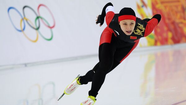 Чжан Хун (Китай) на дистанции в забеге на 1000 метров в соревнованиях по конькобежному спорту