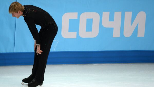 Евгений Плющенко (Россия) перед выступлением в короткой программе мужского одиночного катания на соревнованиях по фигурному катанию