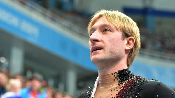 Евгений Плющенко (Россия) покидает каток на соревнованиях по фигурному катанию