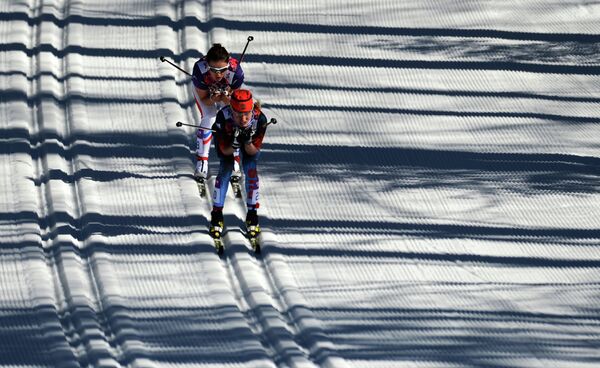 Слева направо: Селия Эмонье (Франция) и Наталья Жукова (Россия) на дистанции индивидуальной гонки