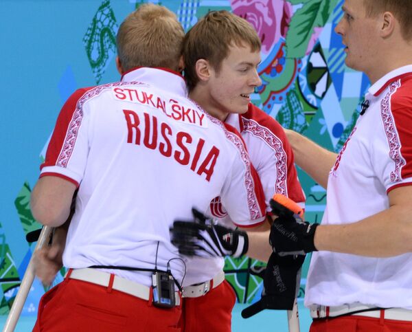 Российские спортсмены радуются победе в матче между сборными Швейцарии и России