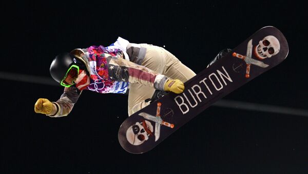 Шон Уайт (США) в финале хаф-пайпа на соревнованиях по сноуборду