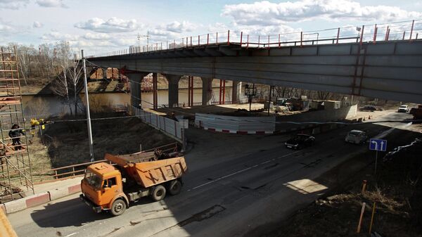 Строящийся автомобильный мост, входящий в скоростную трассу Москва - Санкт-Петербург, архивное фото