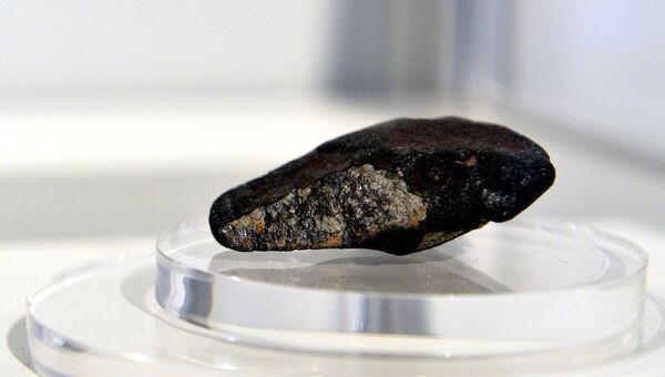 Осколок Челябинского метеорита. Архивное фото