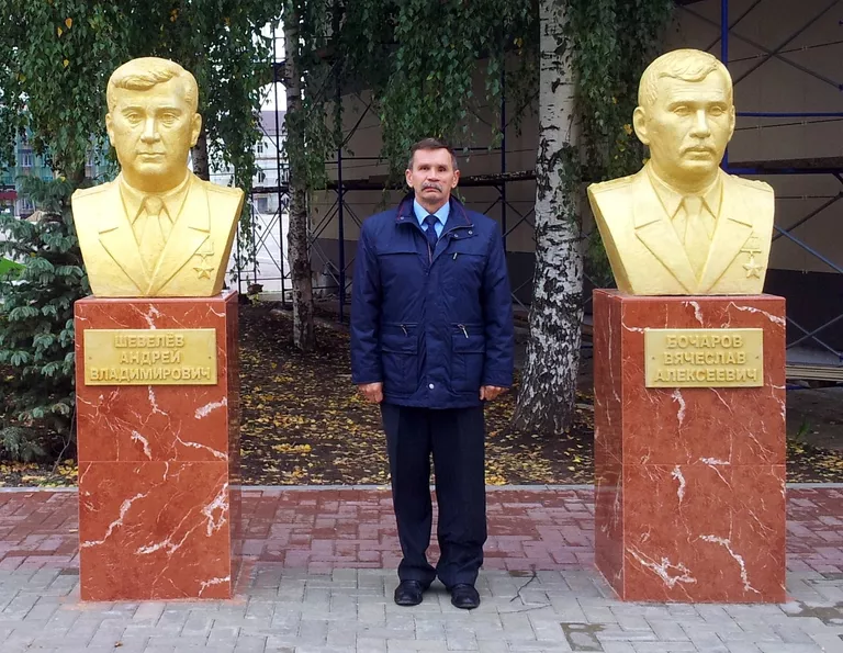 Вячеслав Бочаров у своего бюста на Аллее Героев в Рязанском училище ВДВ Вячеслав Бочаров у своего бюста на Аллее Героев в Рязанском училище ВДВ