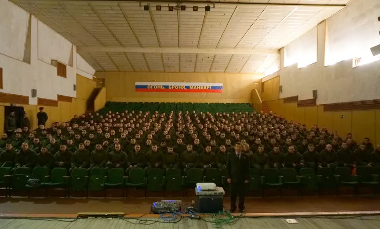 Вячеслав Бочаров после выступления перед курсантами танкового училища Вячеслав Бочаров после выступления перед курсантами танкового училища