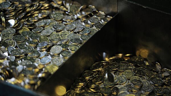 Готовые пятирублевые монеты, изготовленные на Московском монетном дворе Гознака, архивное фото
