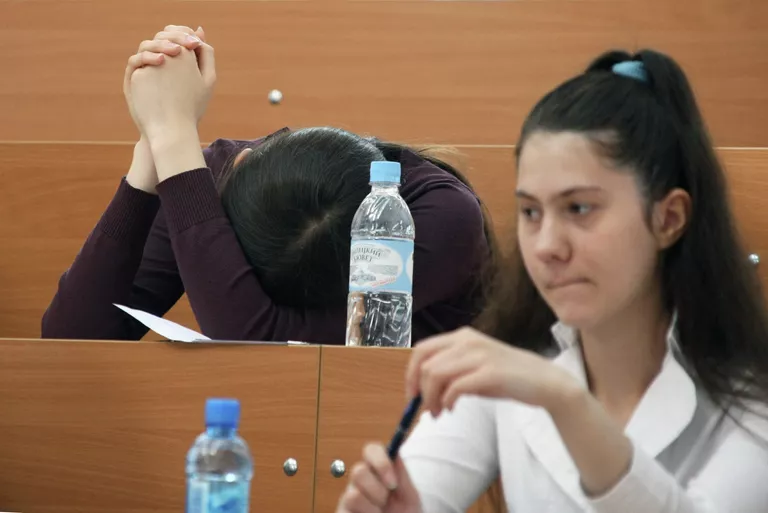 Абитуриенты во время вступительных экзаменов в МГУ им. М.В. Ломоносова Абитуриенты во время вступительных экзаменов в МГУ им. М.В. Ломоносова