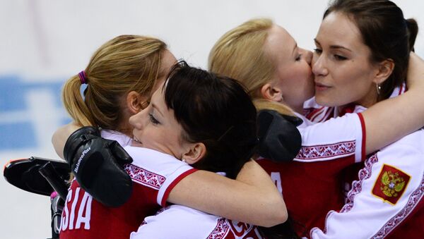 Российские спортсменки радуются победе в матче кругового турнира между сборными командами России и Швейцарии в соревнованиях по керлингу среди женщин