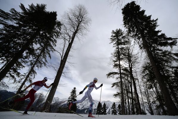 Дарио Колонья (Швейцария) и Юхан Ольссон (Швеция) на дистанции индивидуальной гонки в соревнованиях по лыжным гонкам среди мужчин