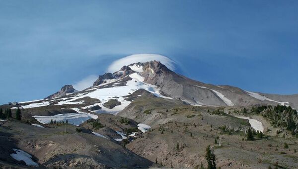 Вулкан Маунт-Худ в Скалистых горах Орегона (США), архивное фото