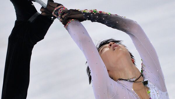 Юдзуру Ханю (Япония) выступает в произвольной программе мужского одиночного катания на соревнованиях по фигурному катанию