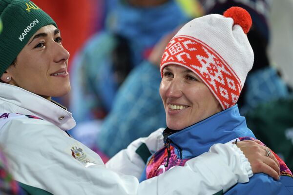 Призеры лыжной акробатики в соревнованиях по фристайлу среди женщин на XXII зимних Олимпийских играх в Сочи во время цветочной церемонии (слева направо): Лидия Лассила (Австралия) - бронзовая медаль и Алла Цупер (Белоруссия) - золотая медаль.