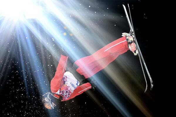 Сюй Мэнтао (Китай) в финале лыжной акробатики на соревнованиях по фристайлу среди женщин на XXII зимних Олимпийских играх в Сочи.
